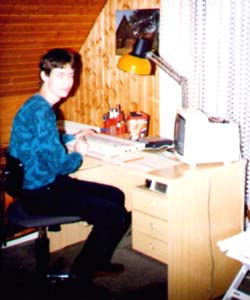 Dirk mit 16 vor seinem C128 mit SW-TV und Datasette